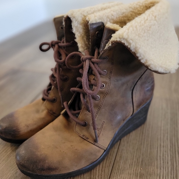 UGG Shoes - UGG Zea Waterproof Suede Shearling‎ Boots Size 10
